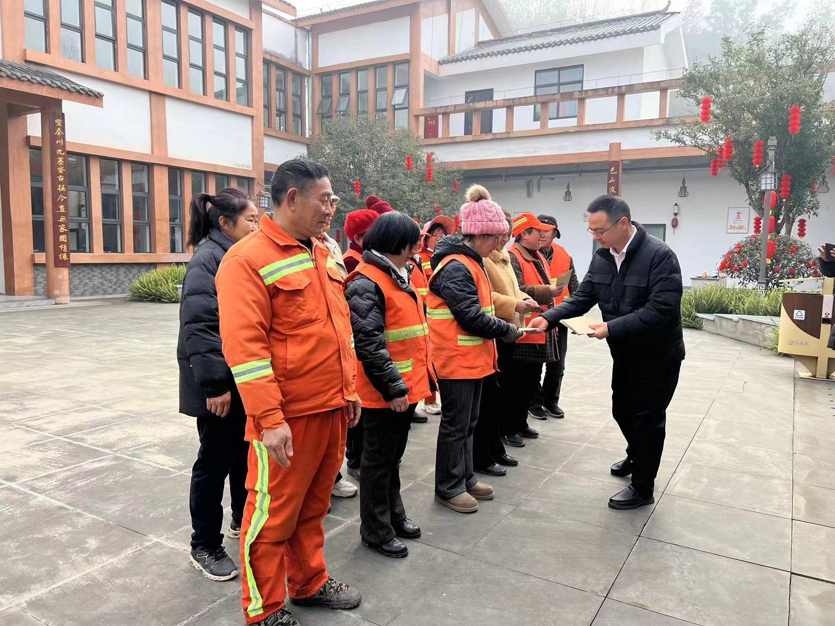 張揚慰問(wèn).jpg